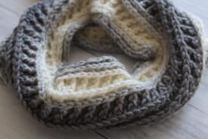 misty beanie crochet pattern in white and grey